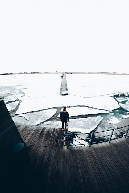 Photo jeune homme devant une mer gelée au danemark