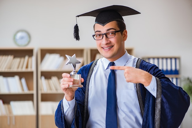 Photo jeune homme diplômé de l'université