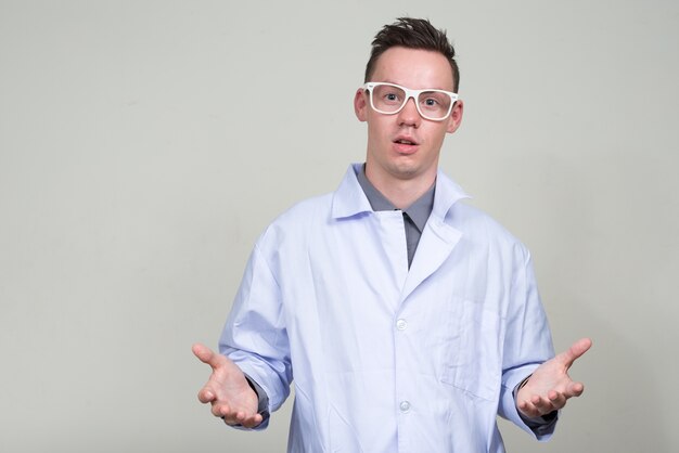 jeune homme, docteur, à, lunettes, contre, espace blanc