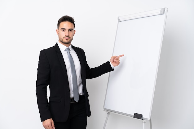 Jeune homme donnant une présentation sur tableau blanc