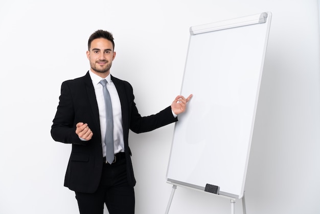 Jeune homme donnant une présentation sur tableau blanc