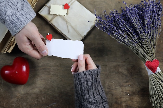 Le jeune homme donne à une fille un bouquet des fleurs de lavande en vacances