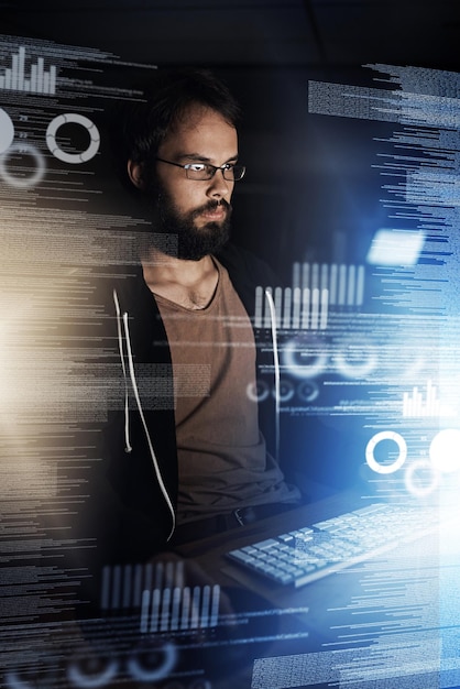 Jeune homme données et nuit avec superposition sur ordinateur dans le futur développement analytique ou statistiques au bureau Personne masculine ou analyste travaillant tard sur la technologie futuriste hud ou tableau de bord dans l'analyse