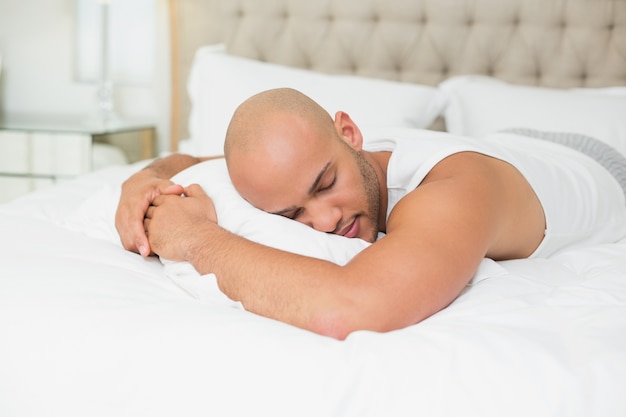 Jeune homme, dormir dans lit