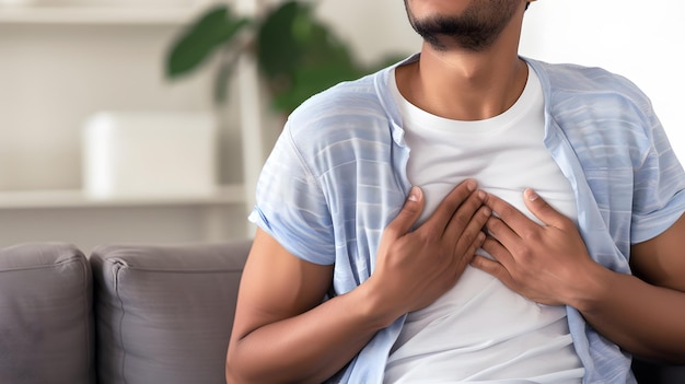 Photo un jeune homme avec des douleurs à la poitrine, un patient en crise cardiaque.