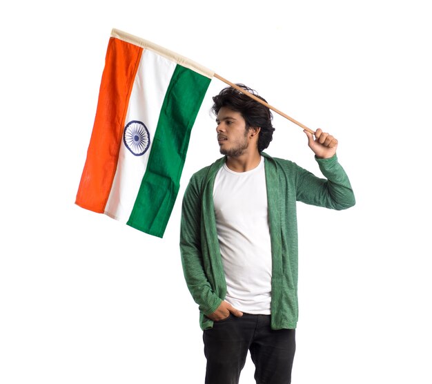 Jeune homme avec drapeau indien ou tricolore sur blanc