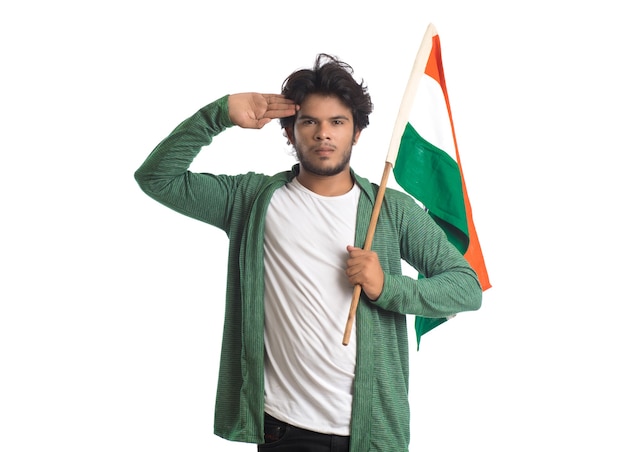 Jeune homme avec drapeau indien ou tricolore sur blanc