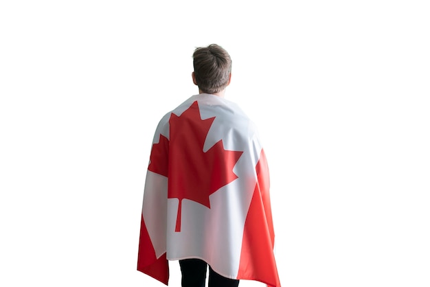 un jeune homme avec un drapeau national du canada sur les soulders, le patriotisme et les sentiments fiers, fond blanc isolé