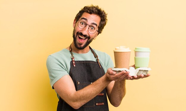 Jeune homme avec du café à emporter