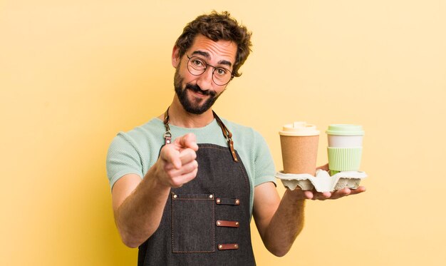 Jeune homme avec du café à emporter