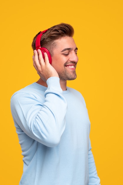 Jeune homme écoutant de la bonne musique