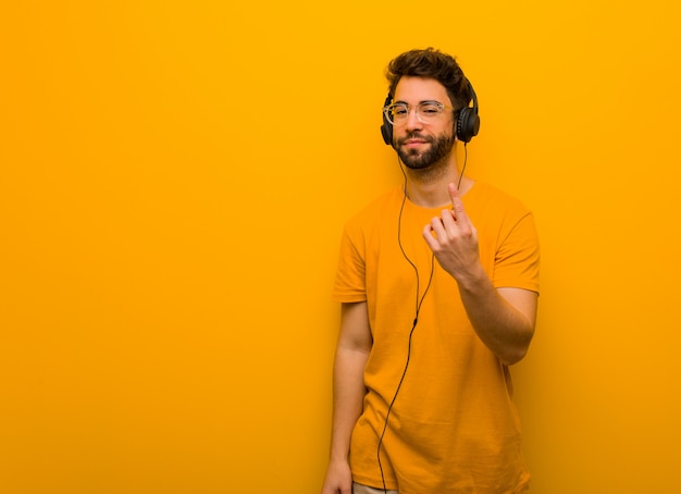 Jeune homme écoutant de la musique invitant à venir