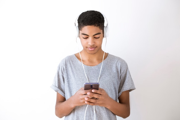 Jeune homme à l&#39;écoute de la musique sur un smartphone.