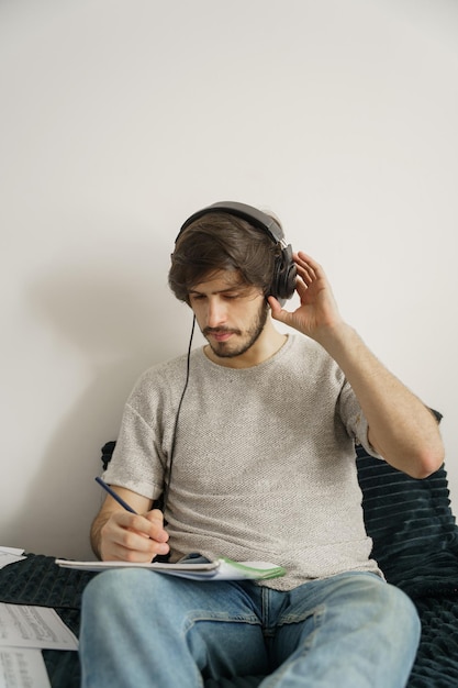 Jeune homme écouter de la musique avec des écouteurs