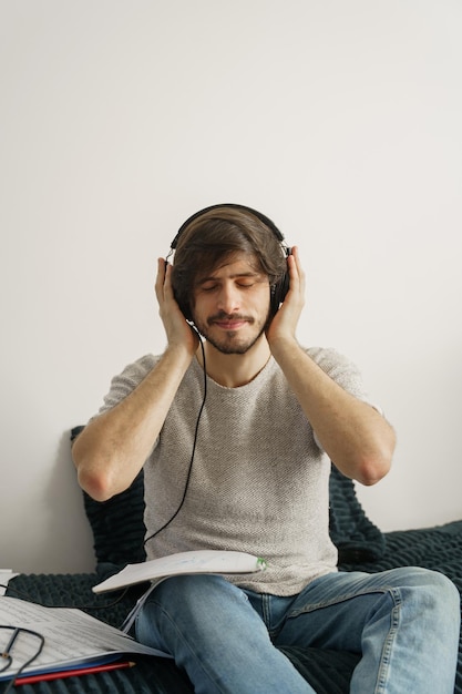 Jeune homme écouter de la musique avec des écouteurs