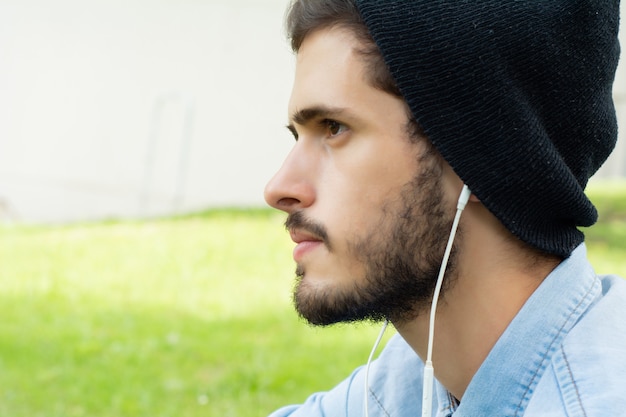 Jeune homme, écouter musique, à, écouteurs