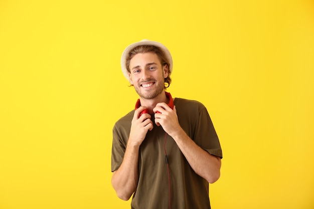 Jeune homme avec des écouteurs sur la couleur