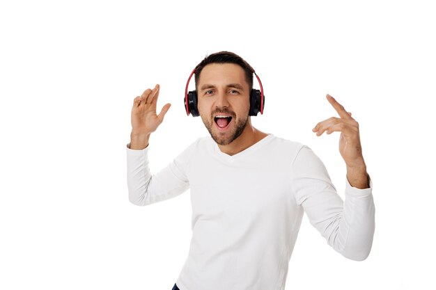 Photo un jeune homme avec des écouteurs écoutant de la musique