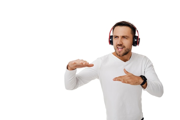 un jeune homme avec des écouteurs écoutant de la musique