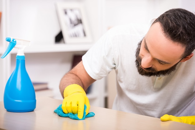 Jeune Homme Effectue Des Travaux De Nettoyage à La Maison.