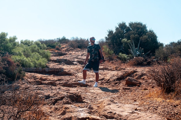 Photo un jeune homme élégant monte pendant la journée