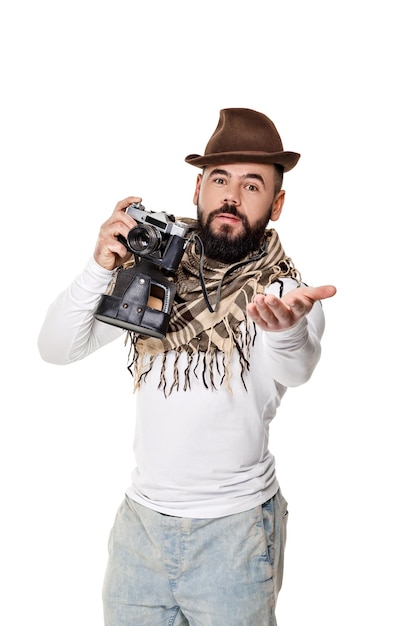 Jeune homme élégant photographe avec appareil photo rétro sur fond blanc