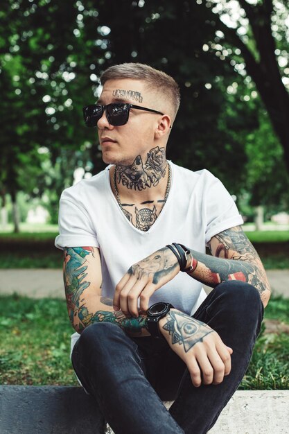 Jeune homme élégant avec des tatouages