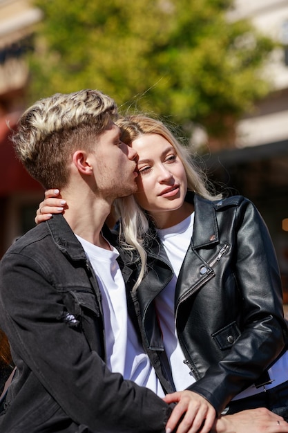 Jeune homme embrassant sa belle petite amie au parc Photo de haute qualité