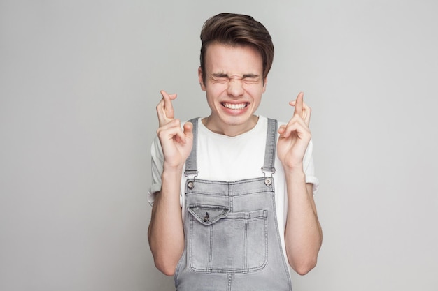 Jeune Homme émotif Sur Fond Gris