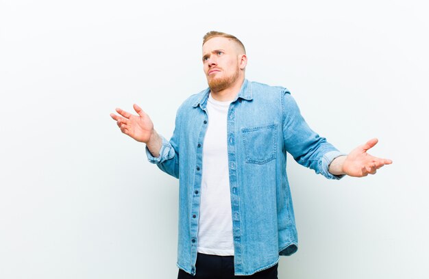 Jeune homme avec émotion frustrée