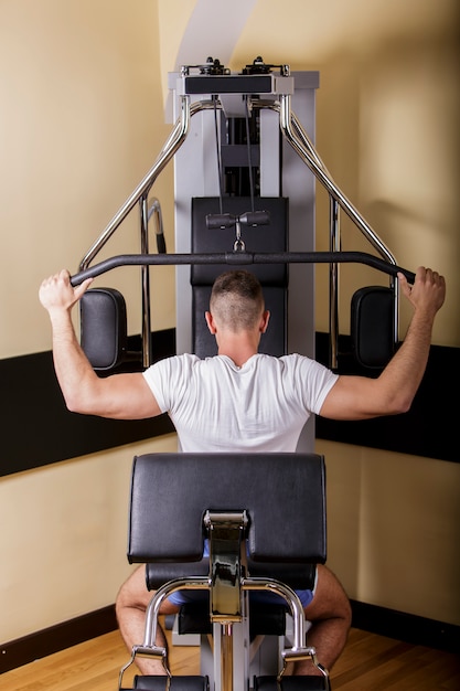 Jeune homme, entraînement, gymnase