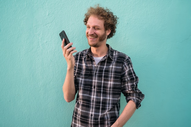 Jeune homme envoyant un message vocal