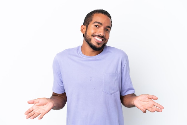 Jeune homme équatorien isolé sur fond blanc heureux et souriant