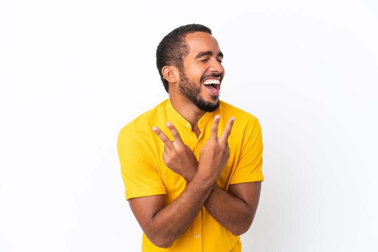 Photo jeune homme équatorien isolé sur fond blanc souriant et montrant le signe de la victoire