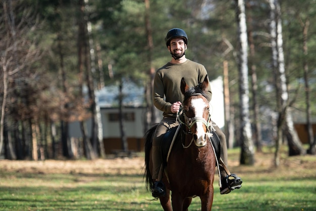 jeune homme, équitation, a, cheval