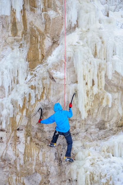 Jeune homme escaladant la glace