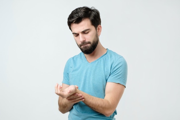 Le jeune homme espagnol avec la barbe s'est blessé la main