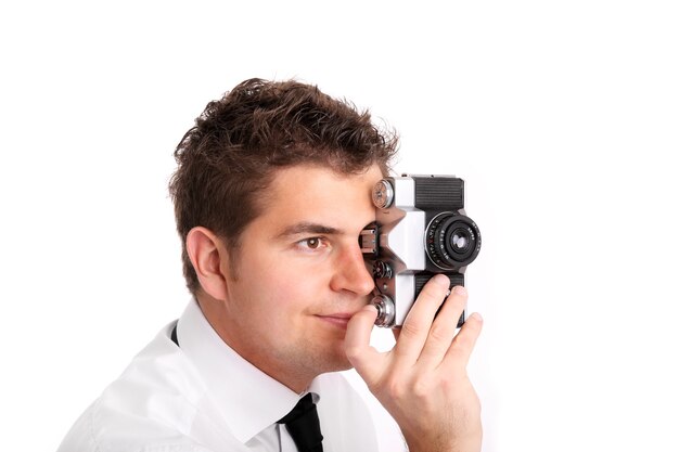 un jeune homme essayant de prendre une photo sur fond blanc