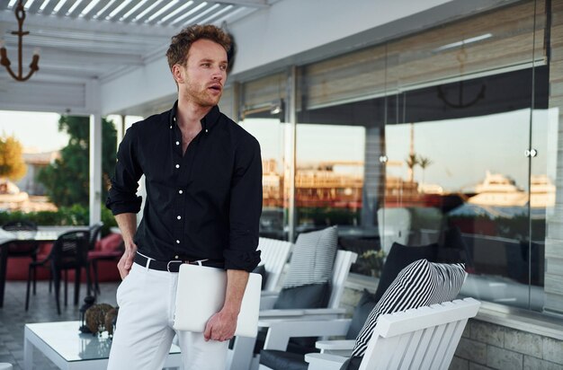 Jeune homme est à l'extérieur pendant la journée ensoleillée Concept de vacances