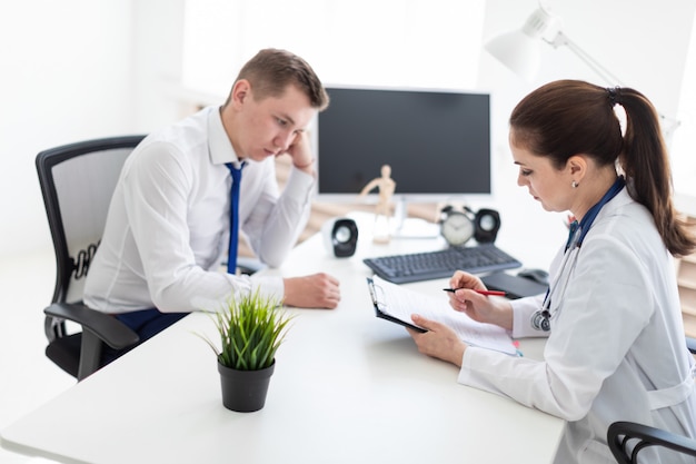 Le jeune homme est venu voir le médecin.