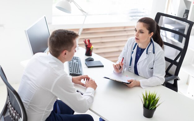 Le jeune homme est venu voir le médecin.