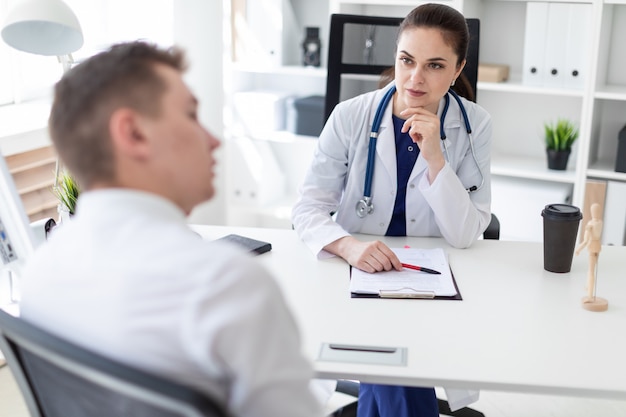 Le Jeune Homme Est Venu Voir Le Médecin.