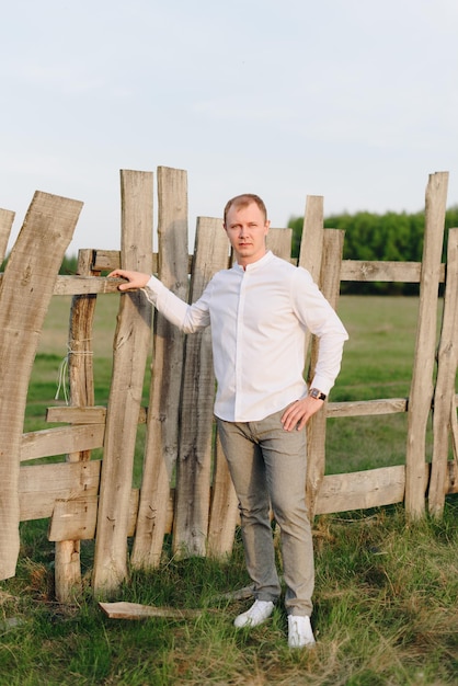 Un jeune homme en été à l'extérieur