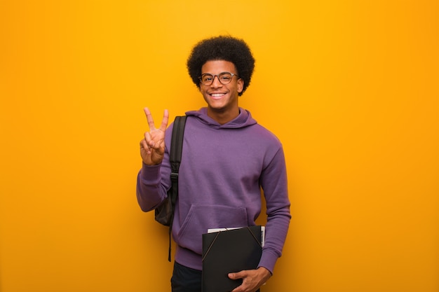 Jeune homme étudiant afro-américain, numéro deux