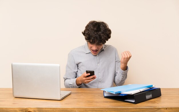 Jeune Homme étudiant Avec Un Ordinateur Portable Surpris Et Envoyant Un Message