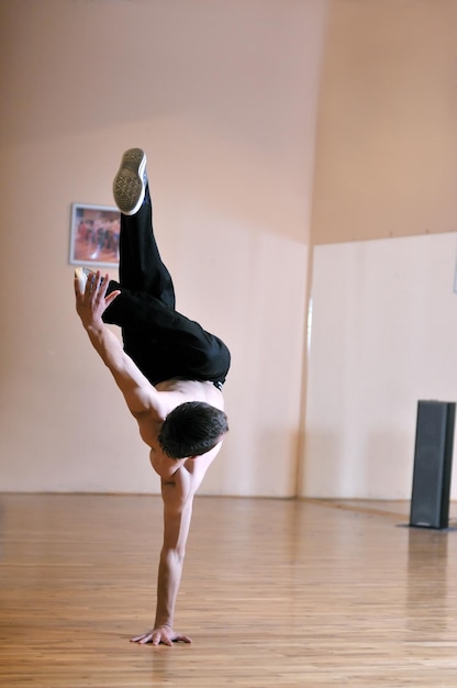 jeune homme exécutant le break dance dans un studio de danse