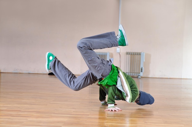 jeune homme exécutant le break dance dans un studio de danse