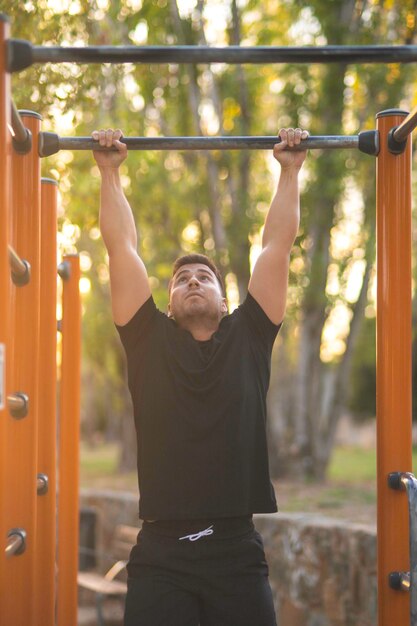 Photo jeune homme exerçant dans un parc