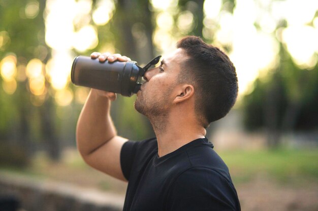 Photo jeune homme exerçant dans un parc