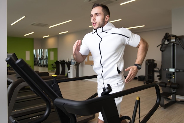 Jeune homme exerçant sur un tapis roulant